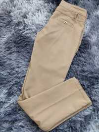 Жіночі брюки гірчичного кольору.