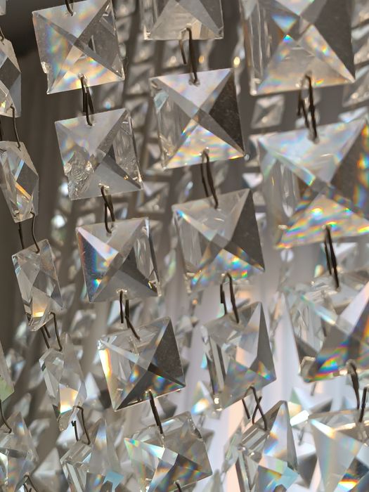 Candeeiro de Teto Contemporâneo em Cristal – Design Escultural e Sofis