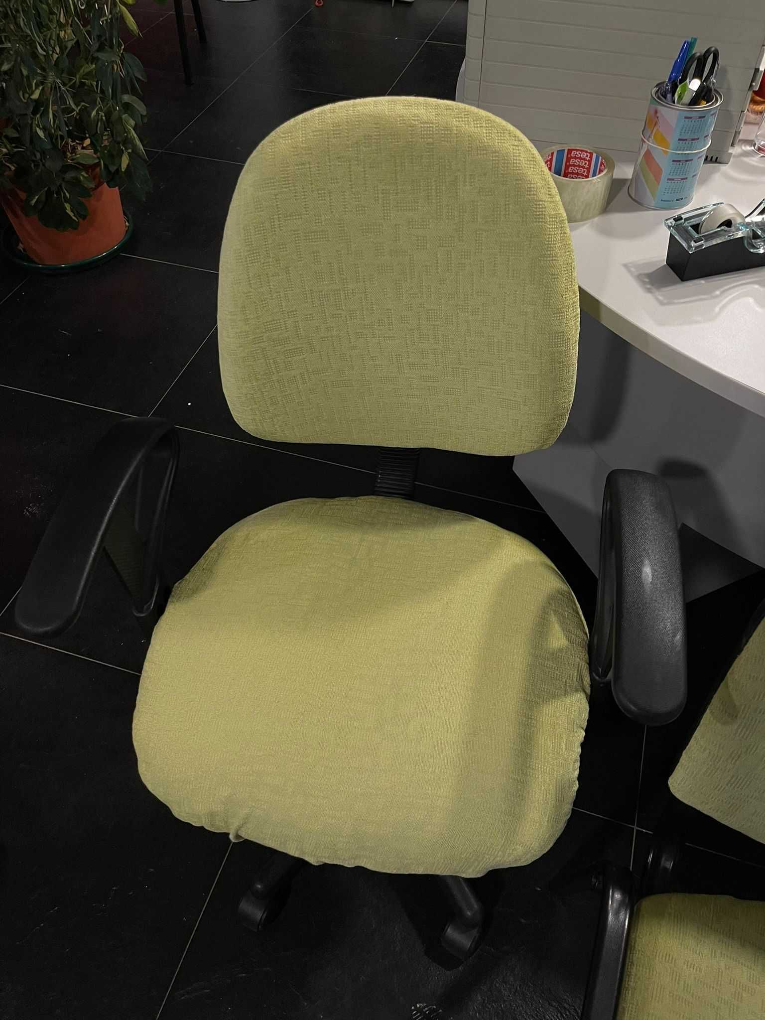 Conjunto de cadeiras escritório verdes