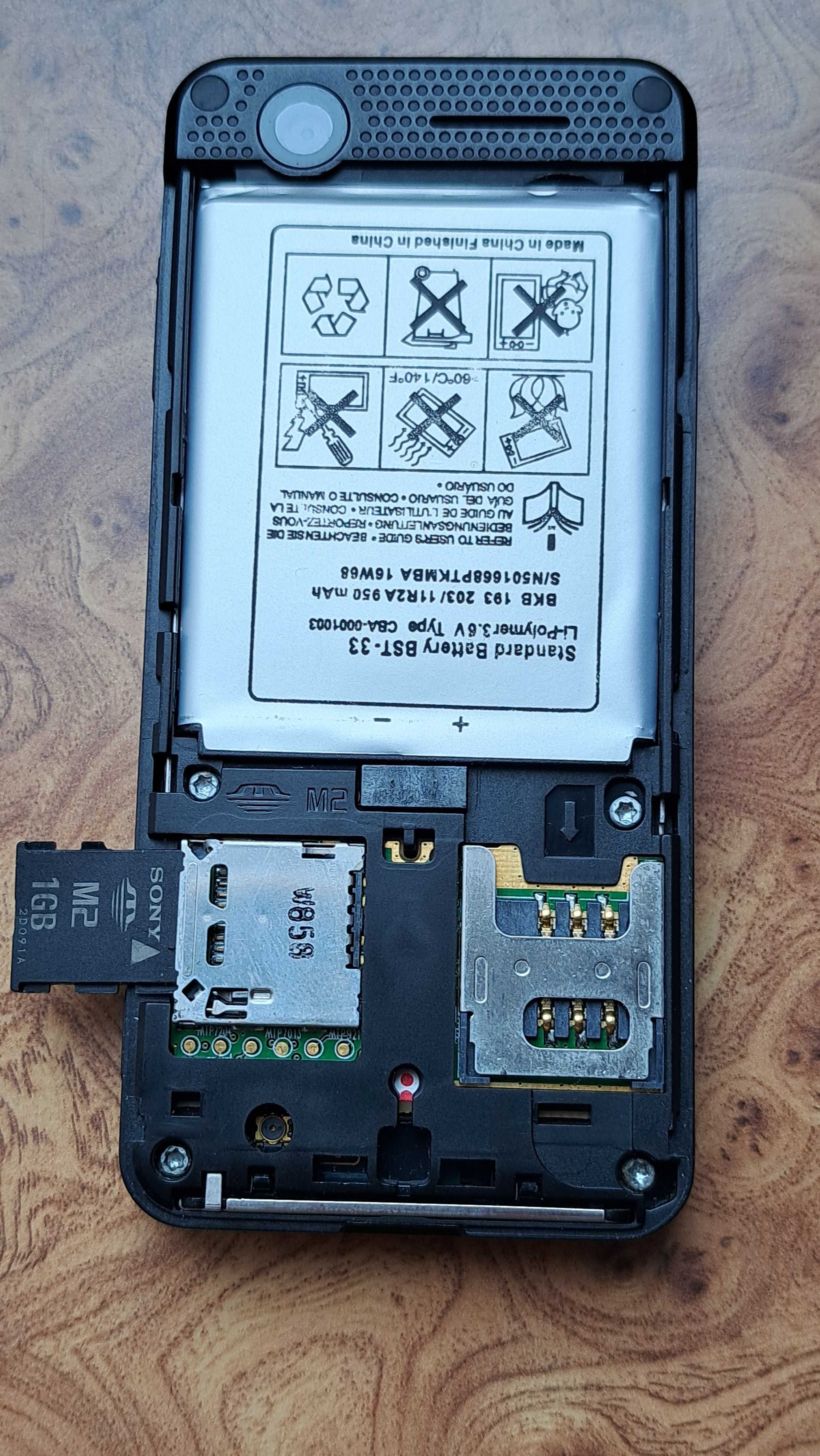 Телефон Sony Ericsson w302i+карта 1 GB Memory Stick Micro (M2)
