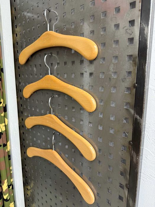 Wieszaki z drewna - idealne do sklepu.