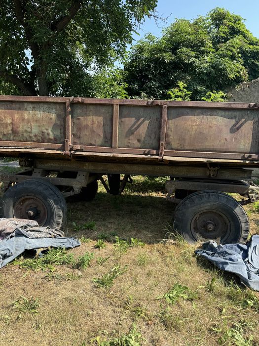 Тракторний прицеп під ремонт