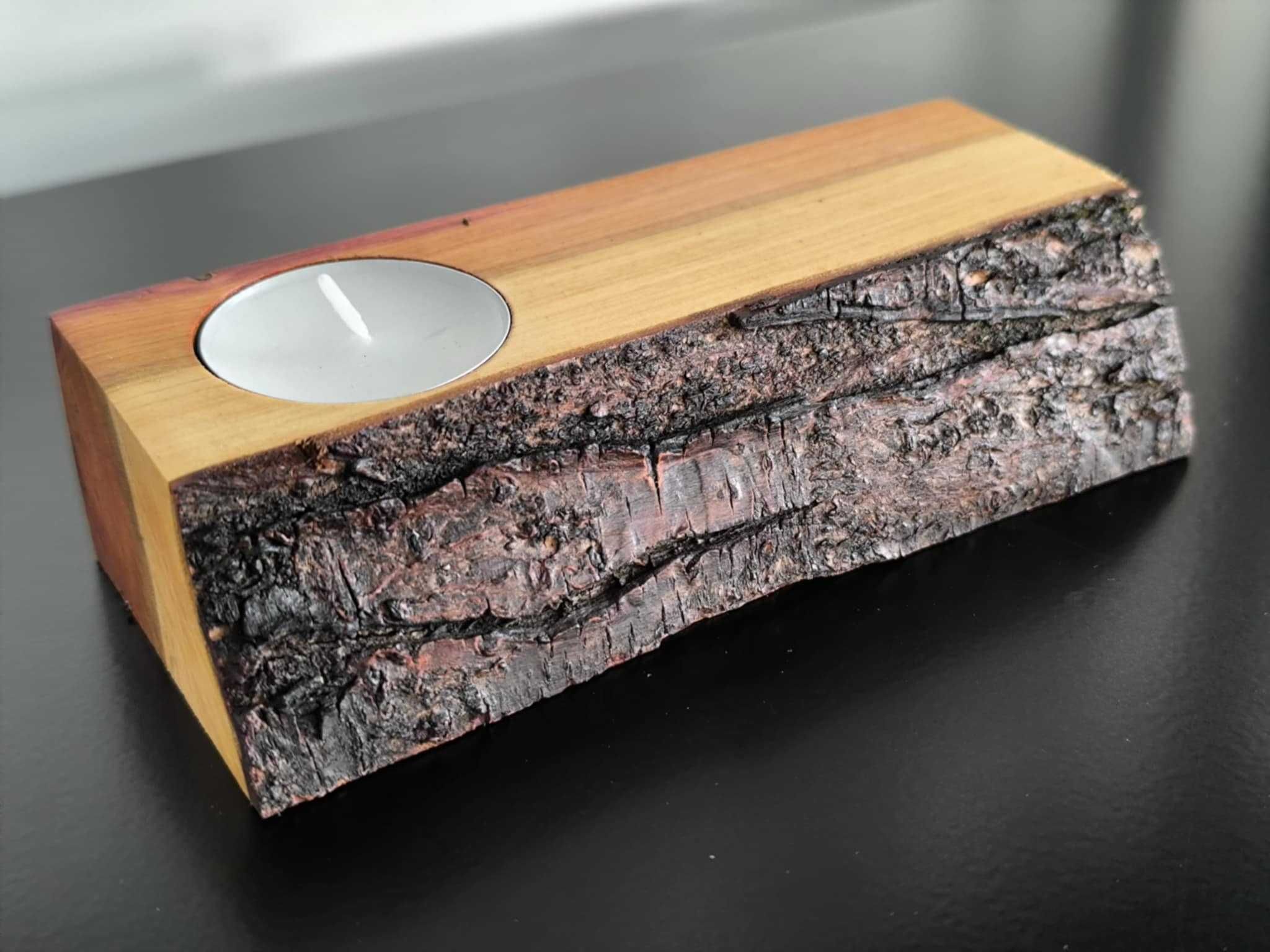 Ręcznie robiony świecznik z naturalnego drewna z korą unikatowy design