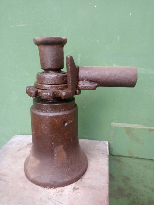 Домкрат 5 тонн . Механический винтовой .