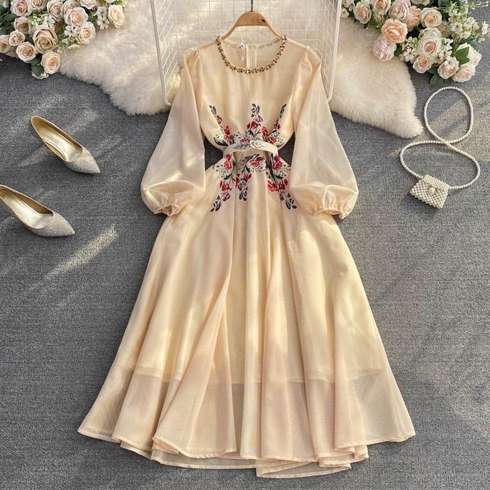 Жіноча бежева сукня з вишивкою. Нарядне довге плаття.Вишукана сукня