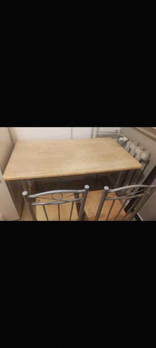 Stół i dwa krzesła