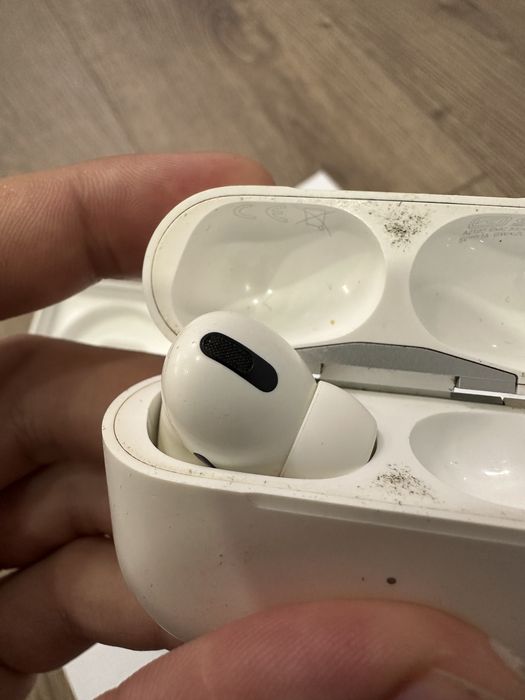 Кейс і лівий навушник. Airpods Pro 1 покоління A2083 A2084 A2190