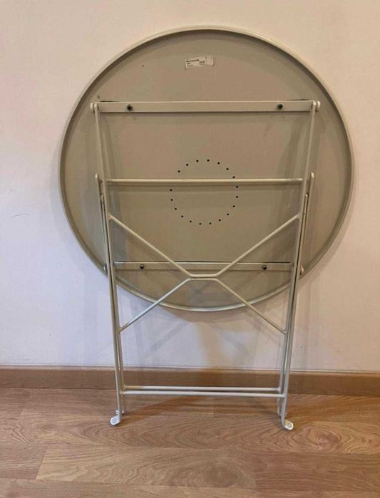 Mesa em ferro creme redonda de fechar
