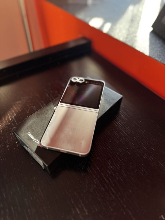 Samsung Galaxy Z Flip 6 – jak nowy, po serwisie!
