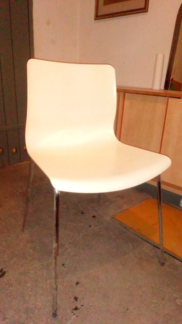 Białe duże  krzeslo