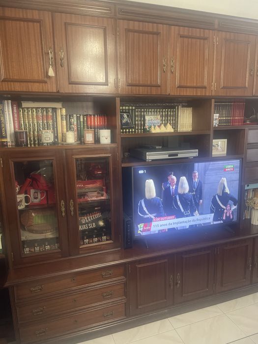 Vendemos movel de sala de estar em madeira com bar acoplado