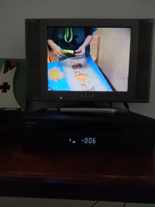 Televisão LCD antiga com entrada de DVD Akai, e video watson .