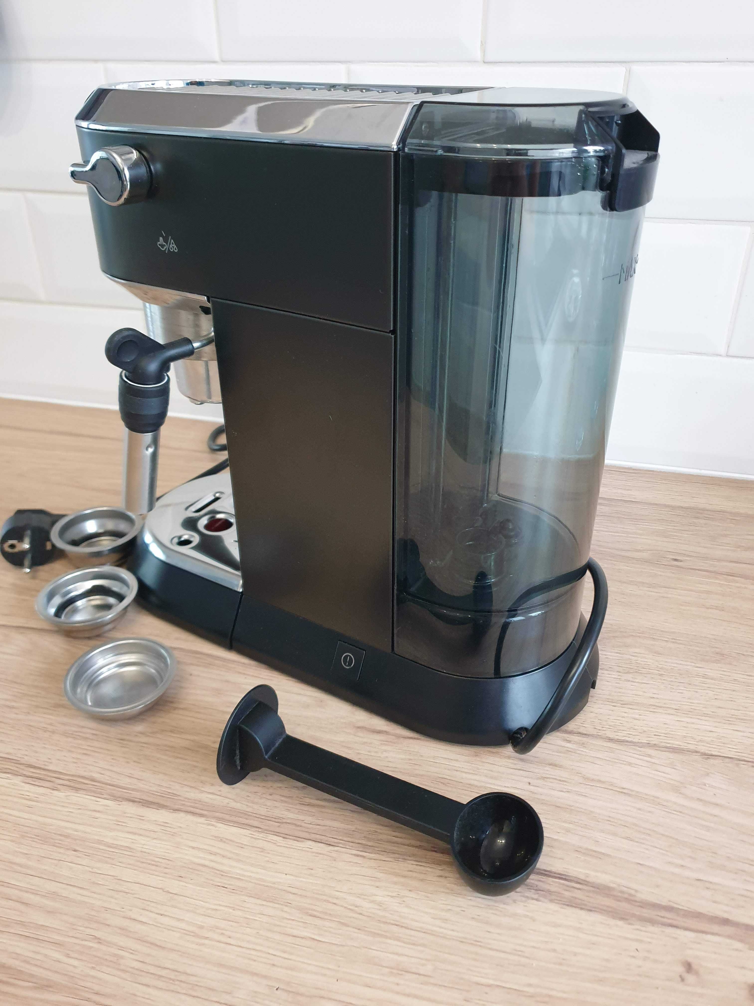 Ekspres kolbowy DELONGHI Dedica Style EC685.BK