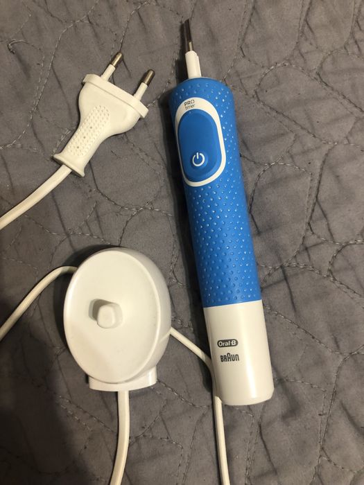 Електрична зубна щітка Oral-B Braun із зарядним пристроєм