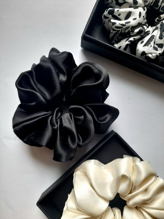 Czarna scrunchie jedwabna gumka do włosów