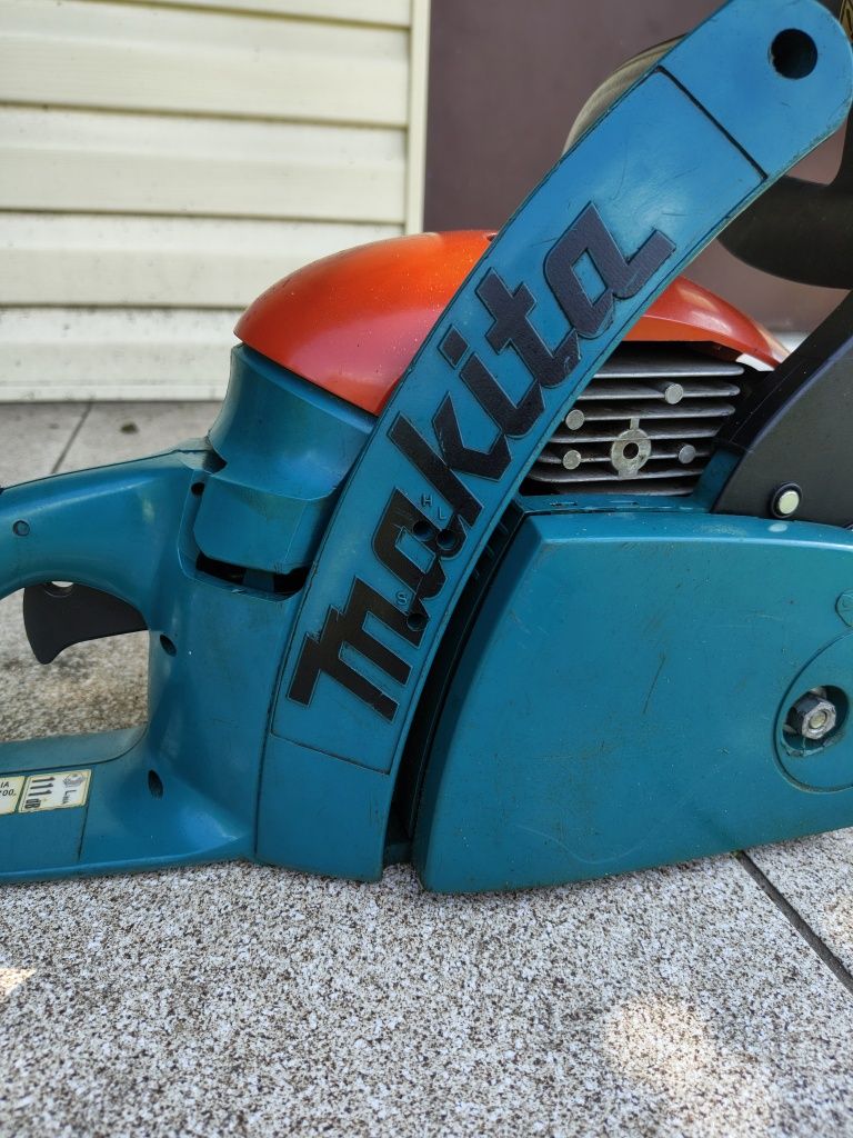Продам бензопилу Makita DCS34