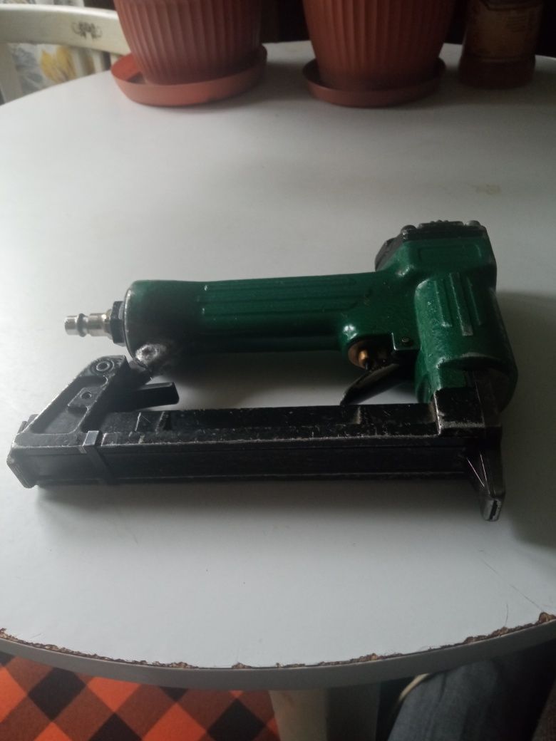 Pistolet tapicerski