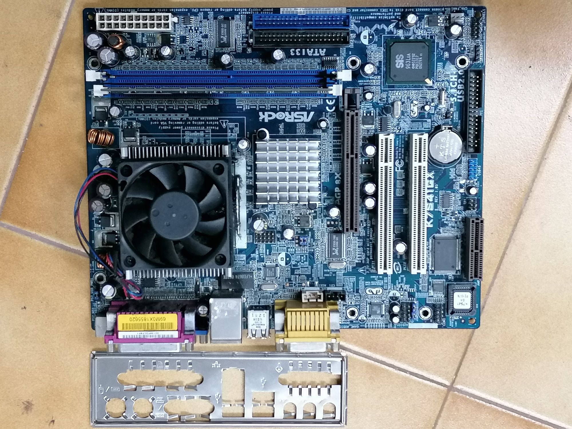 Board AMD com cpu, cooler, memórias e espelho