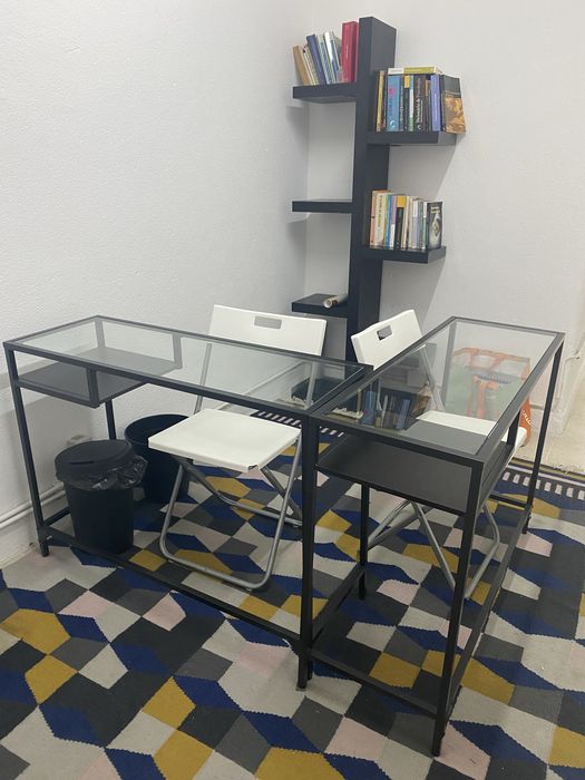 2 pequenas mesas com tampo de vidro e 1 estante madeira preta IKEA