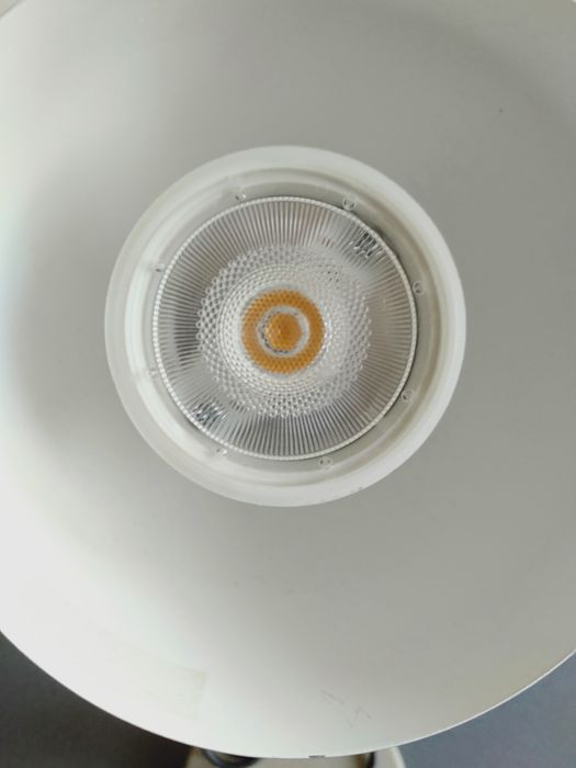 Lampka na biurko w kolorze oliwki.