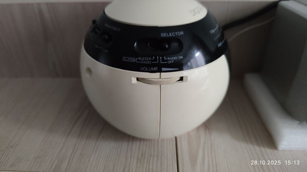 Радиоприемник ,часы, будильник Panasonic RS-70 (Made in Singapore)