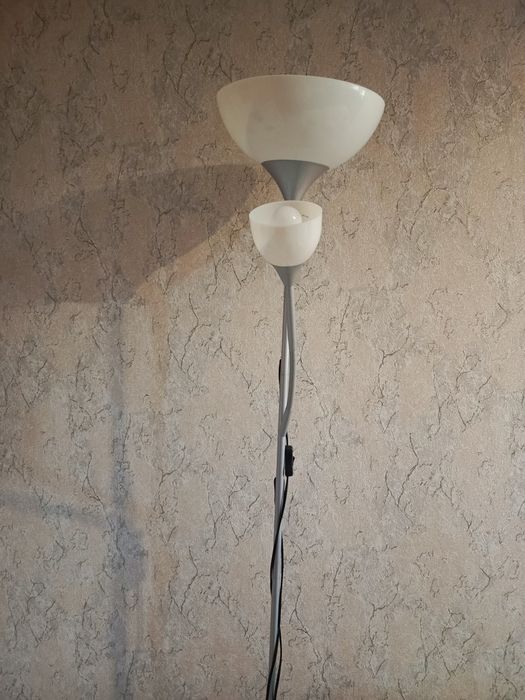 Lampa podłogowa.