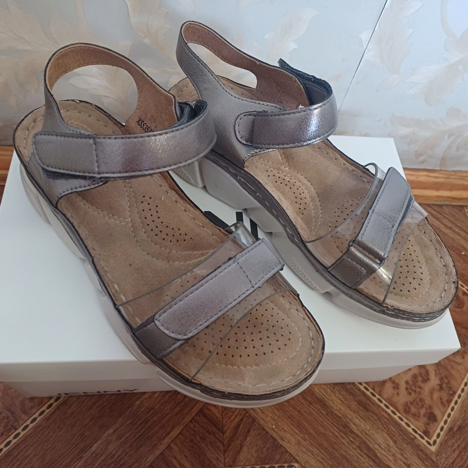Продам босоніжки