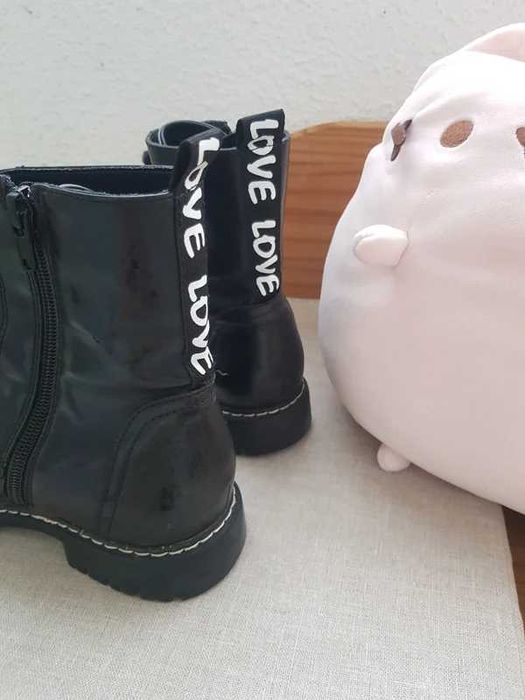 Botas pretas atacadores e fecho lateral 37 impermeáveis