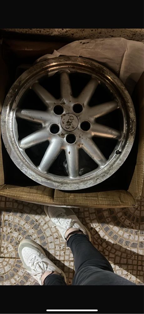 Vendo jantes s4 de 1999 jante 16 esta um pouco suja unica foto q tenho