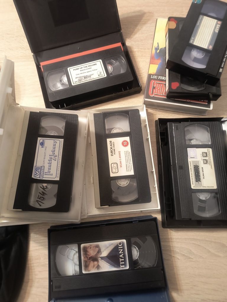 Zestaw 5 oryginalnych kaset VHS w pudełkach plus 3 noname