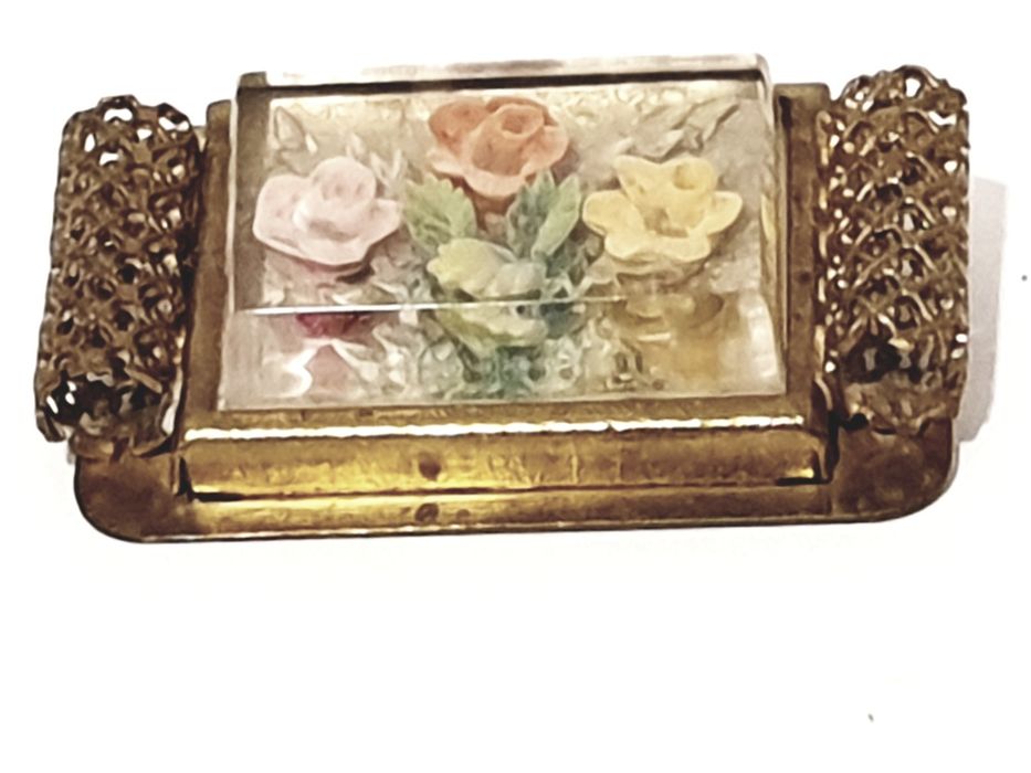 Linda pregadeira com intaglio de flores dos anos 50