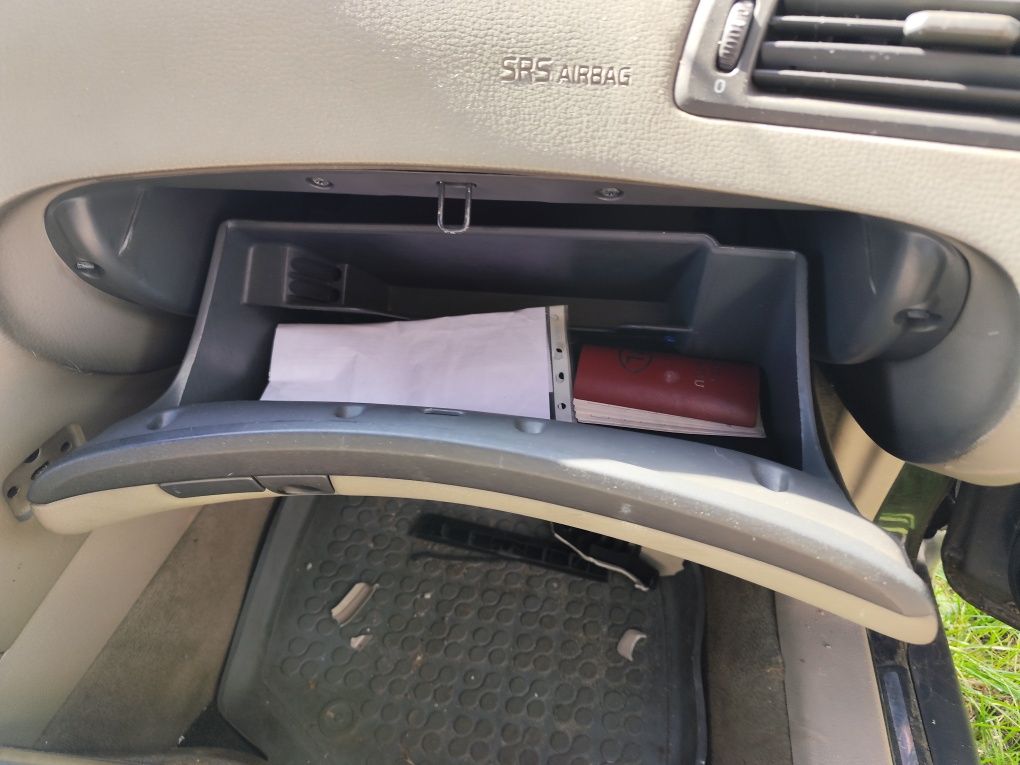 Volvo V70 II jasna tapicerka bezowe wnętrze kokpit schowek osłona