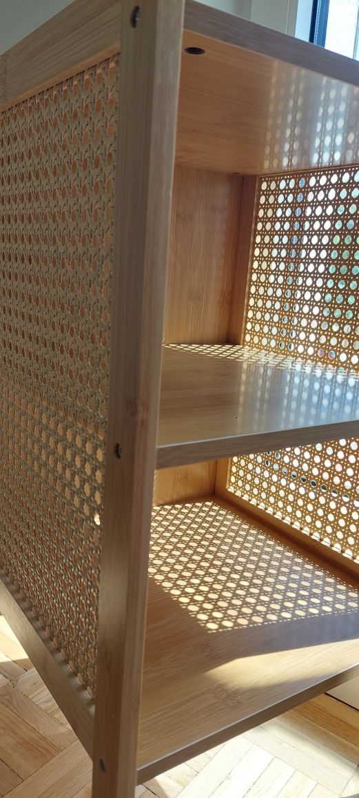 Piękna szafka nocna stolik bambusowym ratanowymi w stylu boho loft