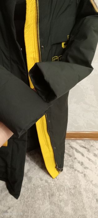 Зимовий жіночий пуховик