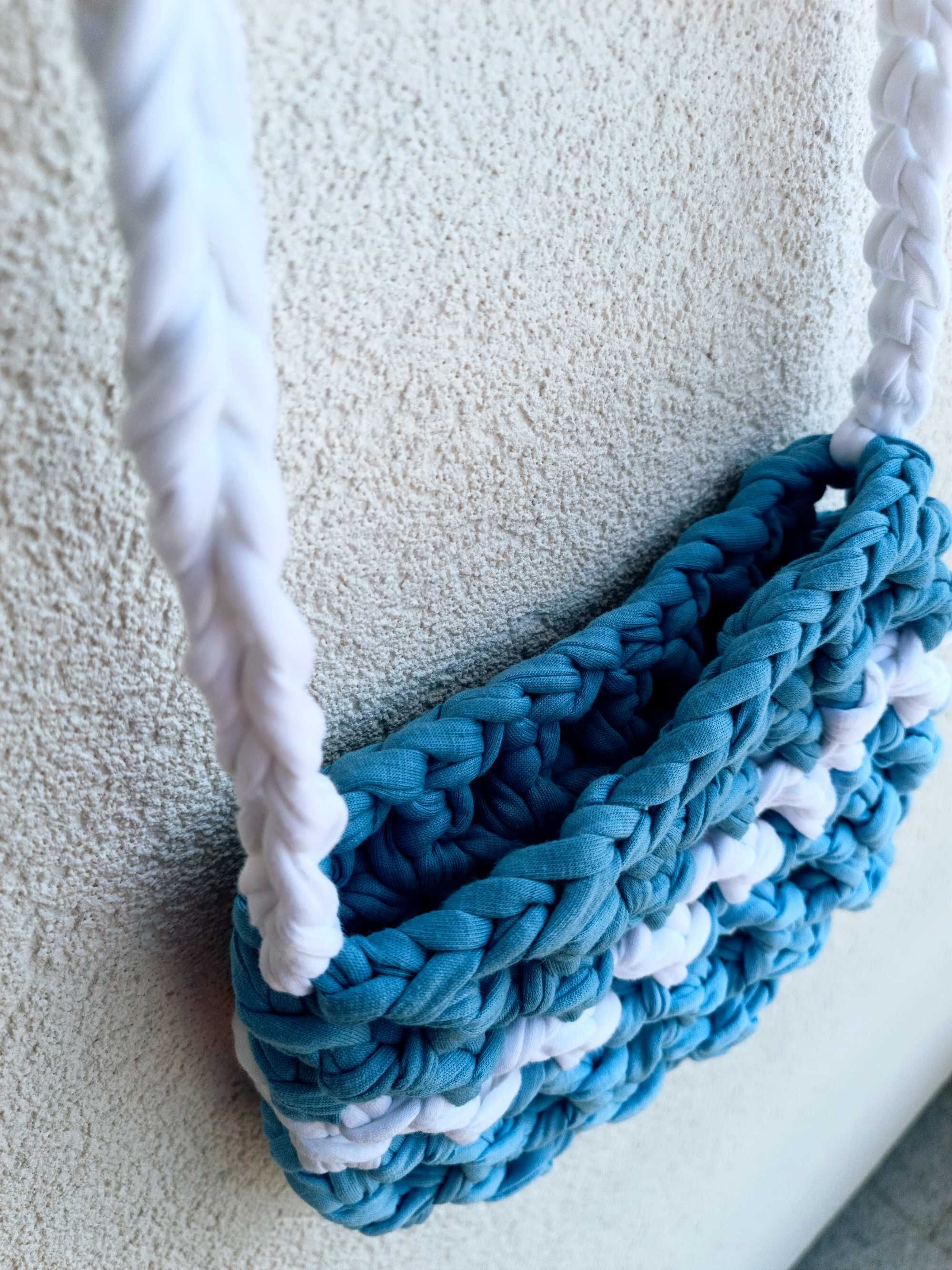 Bolsas em crochet feitas à mão