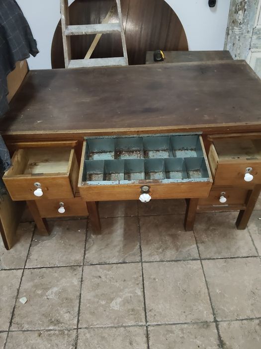 Mesa/Secretária vintage em madeira com gavetas – ótima oportunidade!