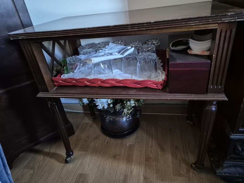 Criado-mudo D. Maria em madeira maciça com rodinhas – peça vintage