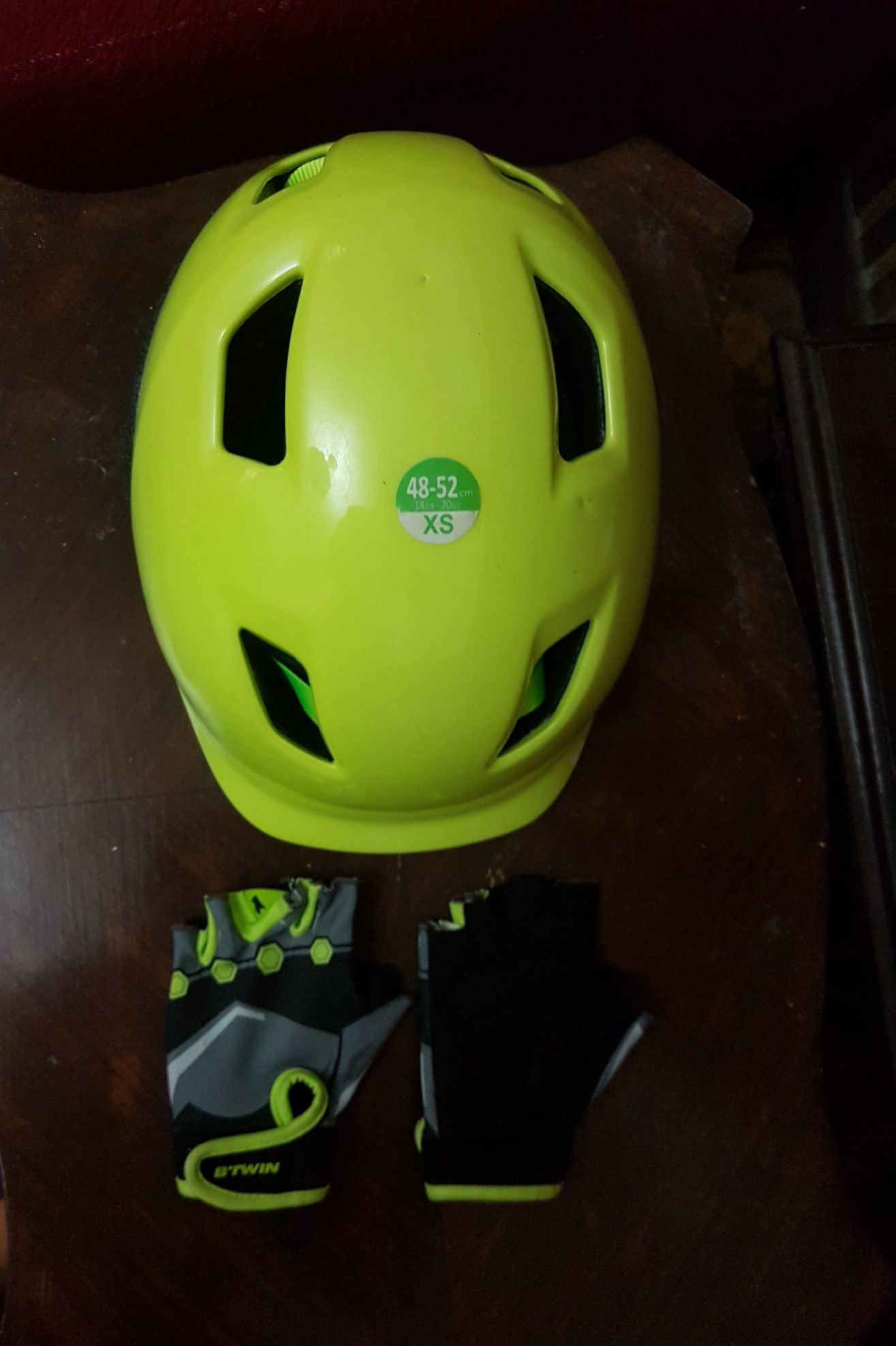 Capacete e luvas criança.