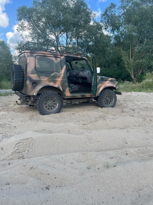 SUZUKI SAMURAI.  Повнопривідний, легендарний позашляховик.