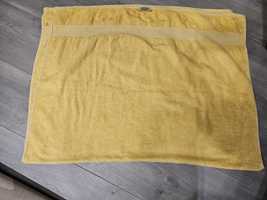 Duży żółty ręcznik kąpielowy
