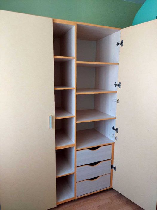 Шафа та стіл комп'ютерний