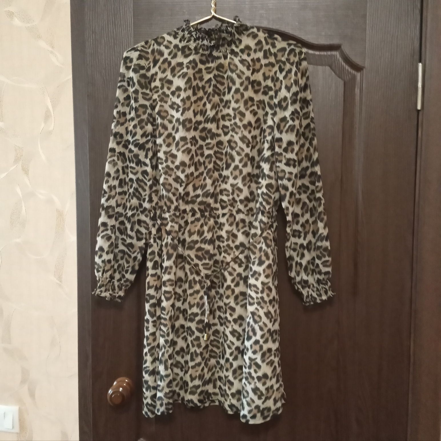 Красивое ллатье с длинным рукавом на подкладке.