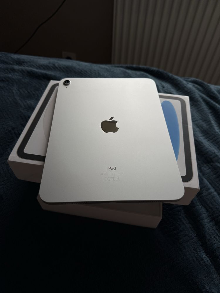 Ipad 10 gen Silver + obudowa logitech z klawiaturą
