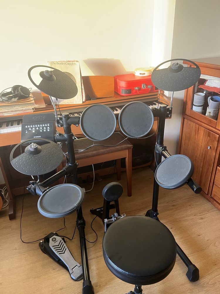 Bateria Elétrica Yamaha DTX400 Series (Usada) + Banco