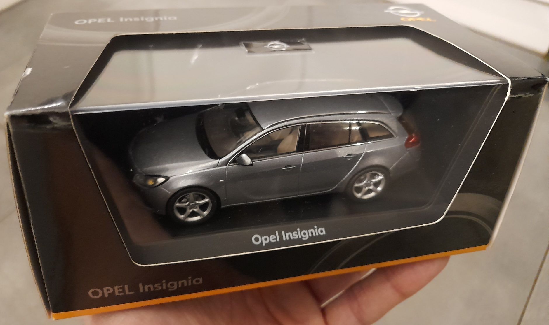 Modelik Opel Insignia Sports Tourer jak nowa 1:43