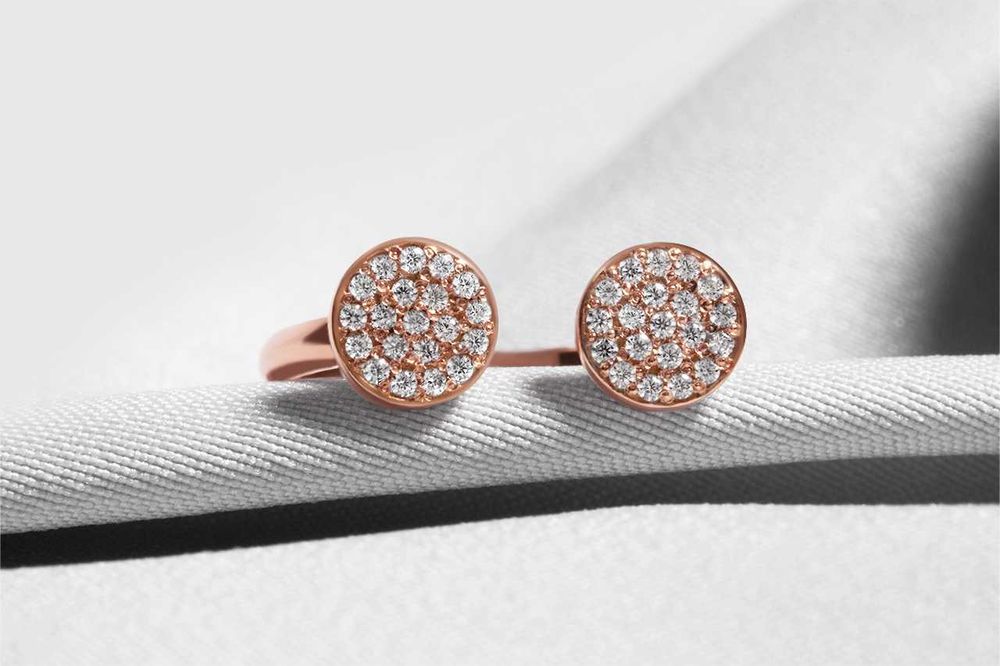 Элегантное кольцо из красного золота с фианитами