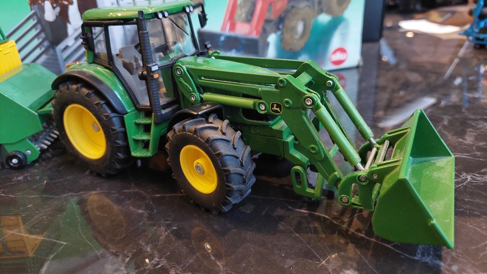 Siku 3652 Traktor John Deere 6920s z przyczepą samo załadowczą 1:32