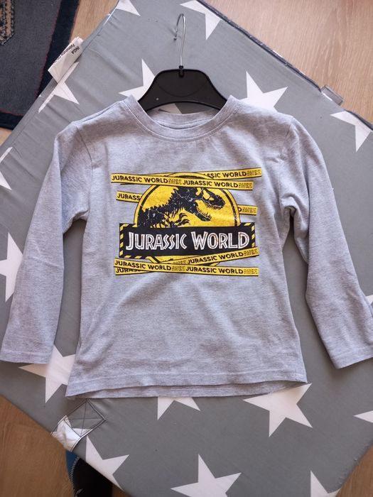 Camisola criança jurassic world  4/5 anos
Praticamente não foi usado.