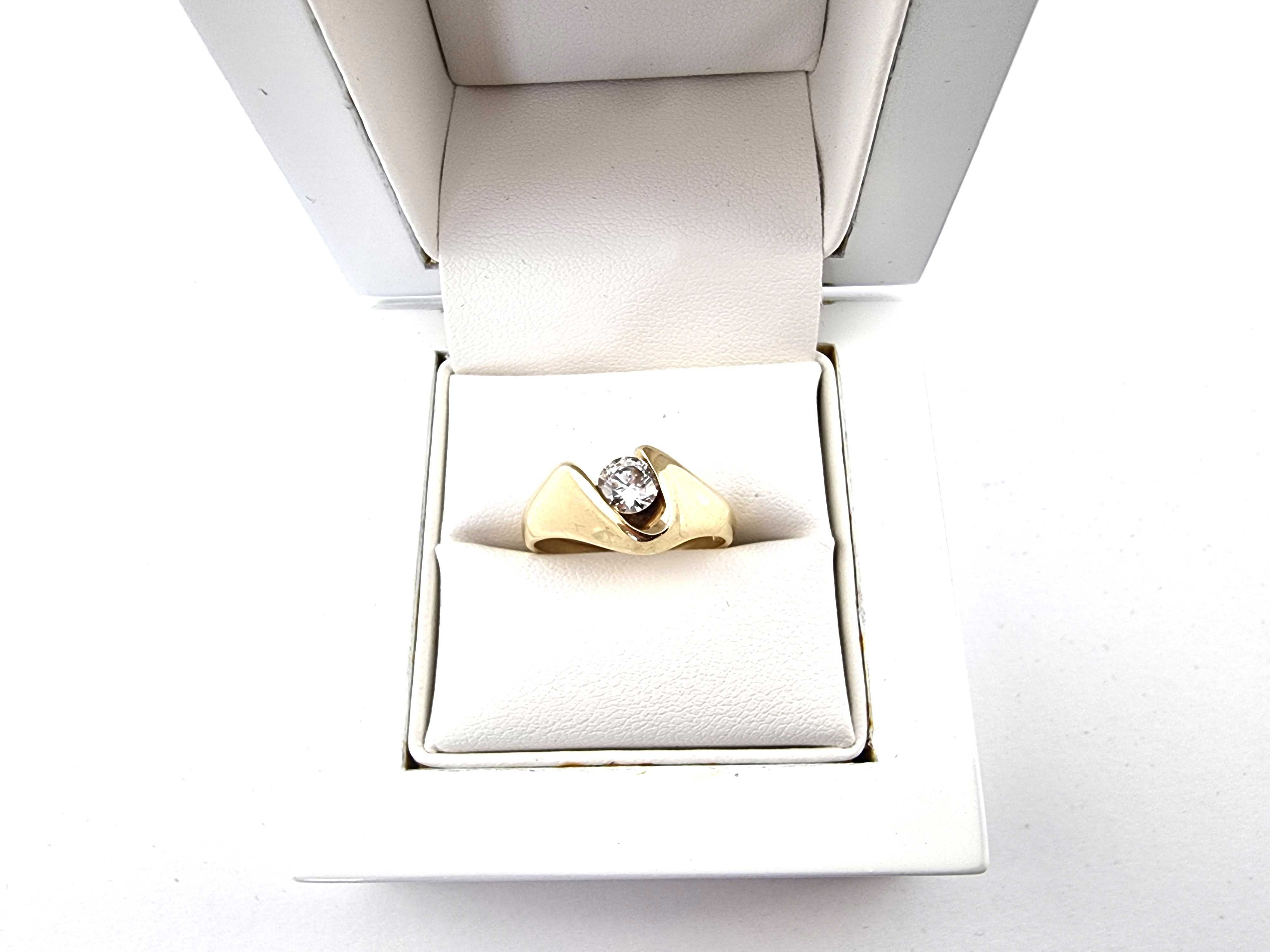 Piękny złoty pierścionek z cyrkonią 2,75g p585