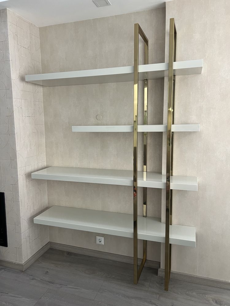 Estante com prateleiras branco lacado e estructura dourada